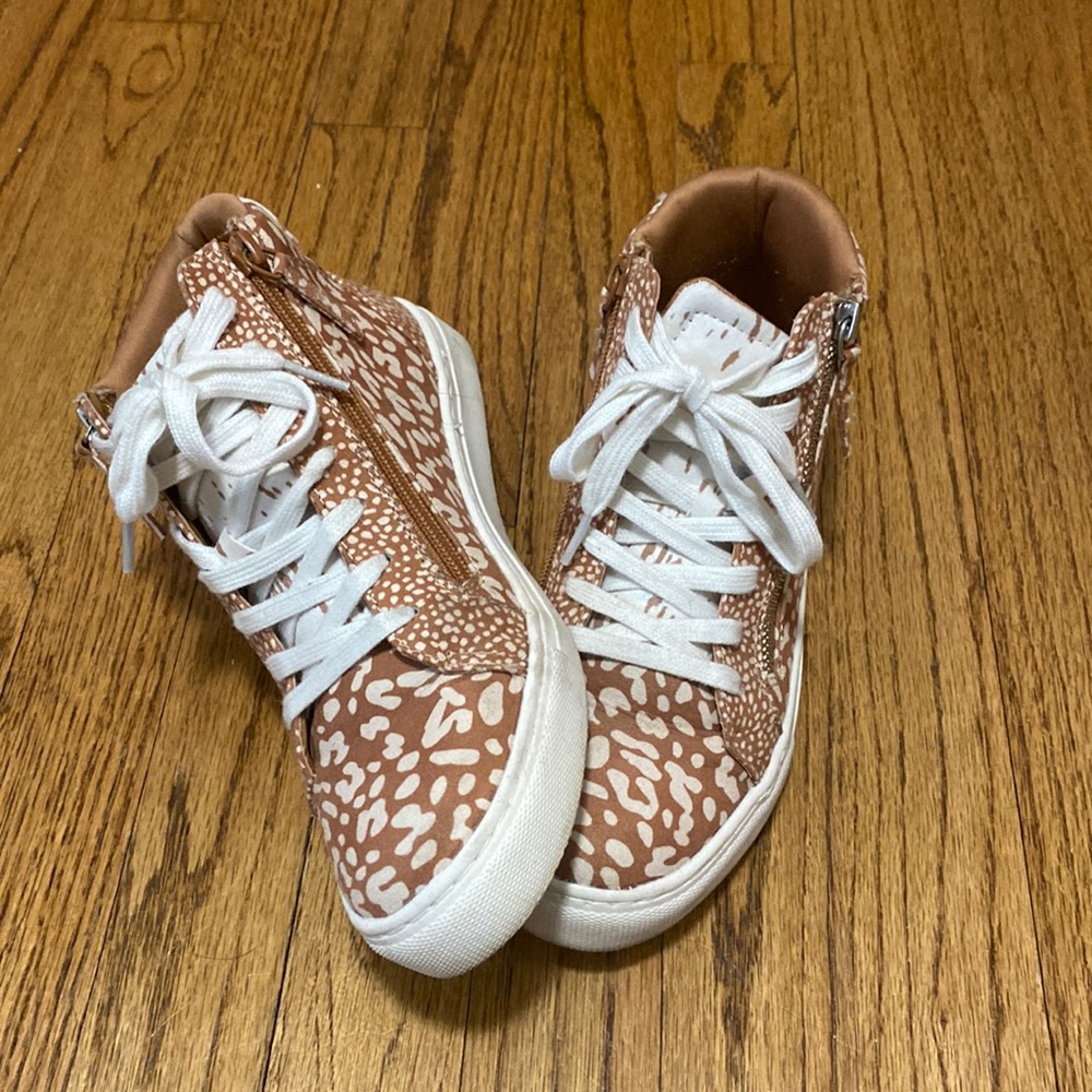 Like new universal thread high top shoes size 7.5
